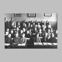 028-0002 Volksschule Gross Keylau 1933. Die Jahrgaenge 1922-23 mit Schulleiter Fritz Pettrich und Lehrer Emil Salewski..jpg